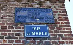 Ancienne plaque de rue en fonte indiquant la direction de Marle 4km1.