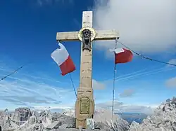 Croix sommitale.