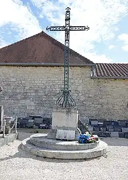 La croix du cimetière.