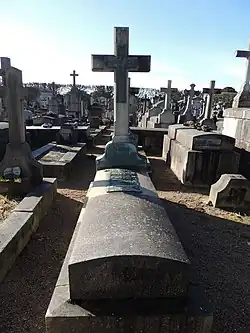 photographie en couleurs d'une pierre tombale allongée vue de face, centrée