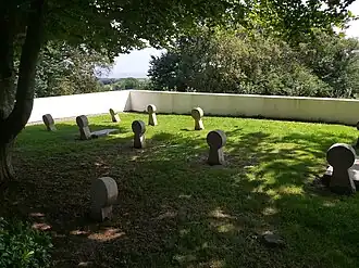 Cimetière marin à stèles discoïdales au Pays basque.