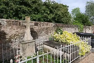 Tombes anciennes dans le cimetière Saint-Martin.