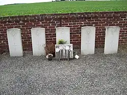 Tombes de soldats du Commonwealth dans le cimetière.