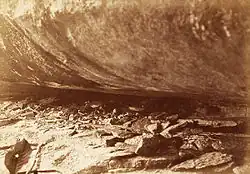 Photo d'une grotte horizontale très basse contenant des ossements