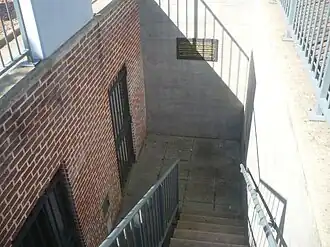 … permettant d'emprunter l'escalier menant…