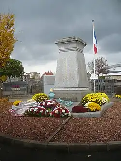 Le 11 novembre 2024, pavoisé, le monument au mort de la commune, après les dépôts de gerbes plus tôt dans la journée.