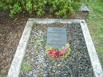 Sépulture portant une plaque avec cette simple mention : « Hier ruhen 4 deutsche soldaten - 1870/1871 - Ici reposent 4 soldats allemands ».