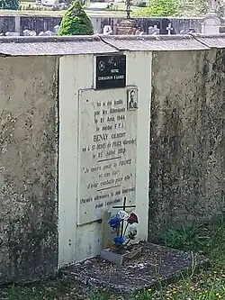Cimetière de Cère, plaque commémorative dédiée à Gilbert Benay, résistant FFI exécuté en ce lieu par les Allemands le 21 août 1944 à l'âge de 22 ans.