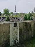 Cimetière de Cère, plaque commémorative dédiée à Gilbert Benay, résistant FFI exécuté en ce lieu par les Allemands le 21 août 1944 à l'âge de 22 ans lors d'un combat connexe à la libération de Mont-de-Marsan.