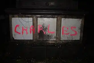 Inscription « Charles » sur la tombe d’Auguste Dupont de Vieux-Pont.