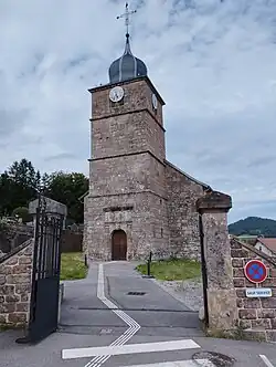 Entrée du cimetière et de l'église de Jussarupt.
