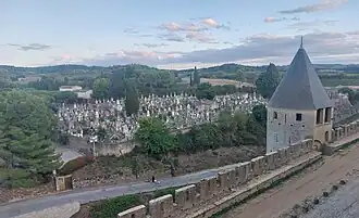Le cimetière de la Cité situé au pied des remparts.