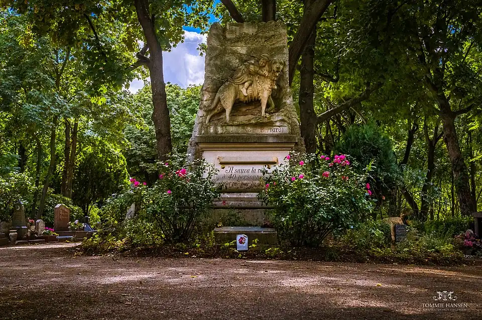 Monument au chien Barry au cimetière des chiens à Asnières-sur-Seine.