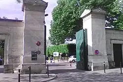 No 3 : entrée principale du cimetière du Montparnasse.