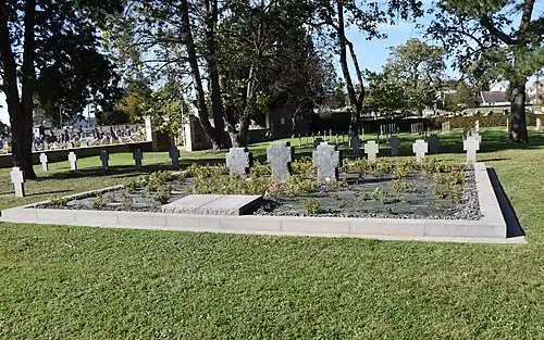 Fosse commune où sont inhumés 187 soldats allemands dont 171 inconnus.