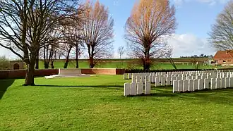 Vue sur la Pierre du Souvenir. vers Albert