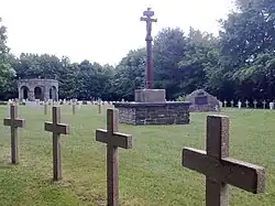 Cimetière Franco-Allemand vue sur le Calvaire breton du XVIe siècle transféré depuis le village de Le Tréhou (Finistère).