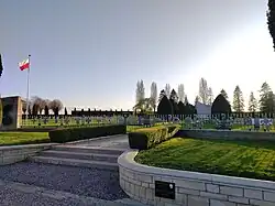 Photo de l'entrée du cimetière vue depuis la place Karol Józef Wojtyła (Jean Paul II)