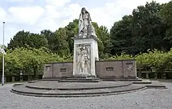 Le monument du cimetière militaire.