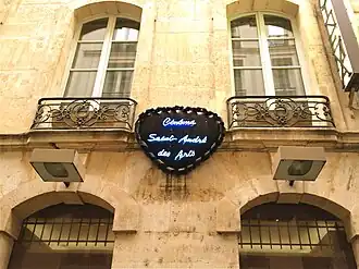 Façade de la salle rue Gît-le-Cœur.