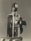 Le premier prototype de cinématographe, conçu par Jules Carpentier pour le dépôt du brevet des Frères Lumière.