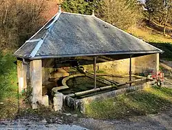 Le lavoir-abreuvoir de Neuves Granges.