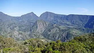 Vue du cirque de Salazie depuis le gîte de Bélouve avec la Roche Écrite au centre faisant face au Cimandef sur sa gauche.