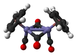 Isomère cis avec liaison Fe–Fe