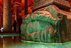 Méduse sur un bloc en remploi dans la Citerne Basilique