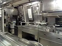 Plusieurs équipements de cuisine en inox dans une pièce pas très large