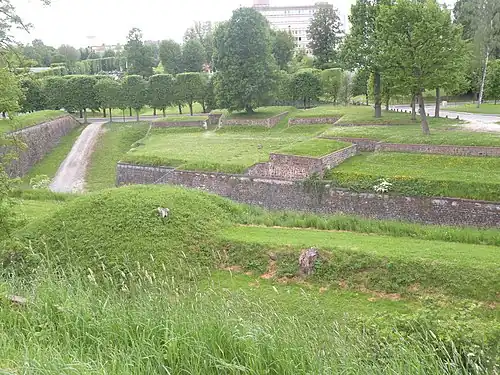 2. Traverses protégeant une place d'armes rentrante à Maubeuge.