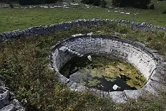 Citerne sans couverture au col de la Givrine.