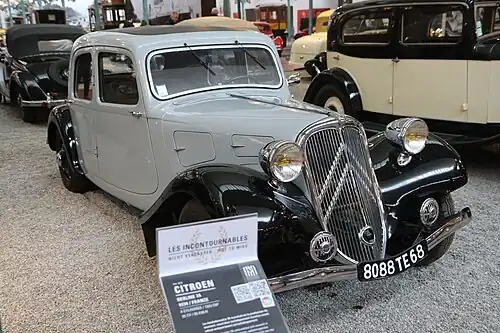 La barrette chromée est un clin d'oeil aux productions des années 20/30 alors que les capots s'ouvraient latéralement en deux parties. Ici sur une Citroën Traction Avant de 1934.