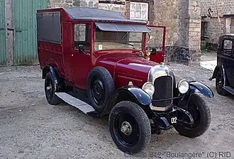 La « Boulangère » camionnette vue de 3/4 AV droit.