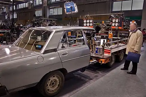 Élément de véhicule tracté par la voiture travelling (caméra Cameflex filmant les passagers arrière).