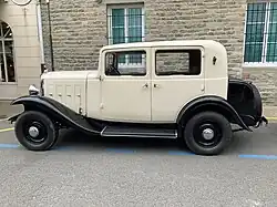 Conduite intérieure avec coffre et roue de secours. (2)