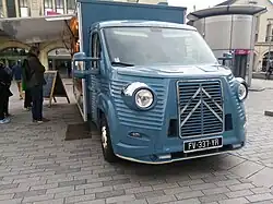 Citroën Jumper habillé en Type H par Caselani (2023). Ici, une version food truck devant la gare de Rouen.