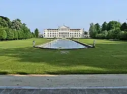Façade, arrière vue du parc.