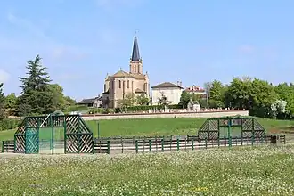 Vue de l'église depuis le parc des Rives du Menthon.