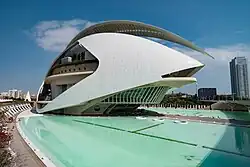 Bâtiment blanc d’architecture moderne près d'un plan d'eau.