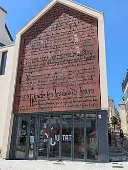 Façade de la Ciutat creativa de la cultura bearnesa (Pau) figurant les Fors de Béarn.