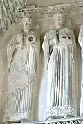 Sculpture lombarde du VIIIe&nbsp;siècle représentant des martyrs féminines, basée sur un modèle byzantin. Tempietto Longobardo, Cividale del Friuli.