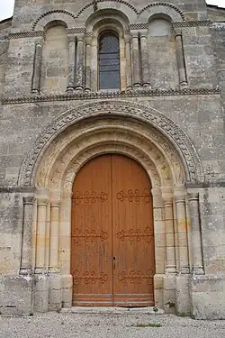 Portail roman de la façade.