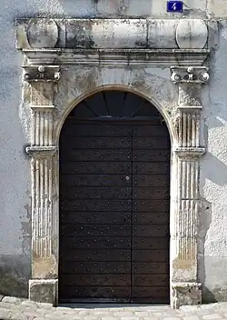 Porte à l'italienne, 4 rue Louis-XIII.