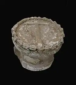 Photographie d'une clef de voûte ornée d'une croix