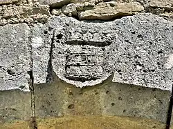 Clé de voûte datée de 1553, sur le porche de la Maison des Seigneurs.