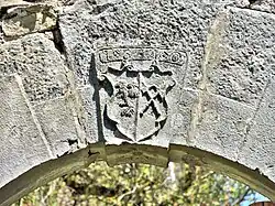 Clé de voûte datée de 1610, sur le porche de la Maison des Seigneurs.