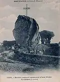 Menhir surmonté d'une croix à Cléder (carte postale Émile Hamonic, vers 1900.