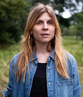Clémence Poésy interprète Isabelle.