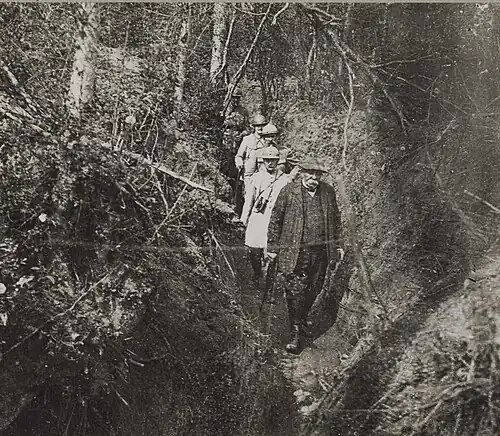 Dans un boyau sur Le Plémont, G. Clémenceausuivi des généraux Humbert, Nudant, Mordacq.